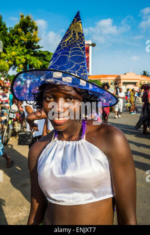 Jeune fille au carnaval dans la ville de Sao Tomé, Sao Tomé et Principe, Océan Atlantique, Afrique Banque D'Images