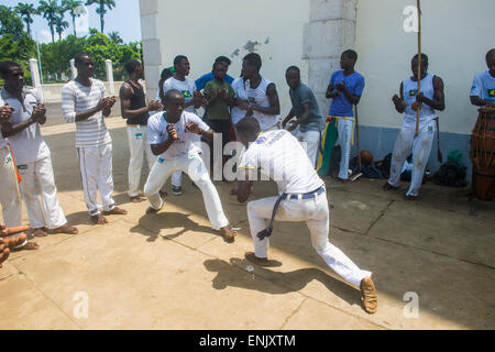 Les jeunes garçons effectuant la capoeira dans la ville de Sao Tomé, Sao Tomé et Principe, Océan Atlantique, Afrique Banque D'Images