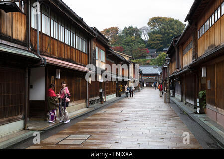 Maisons en bois, quartier Higashi Chaya Geisha (district), Kanazawa, Ishikawa Prefecture, Honshu central, le Japon, l'Asie Banque D'Images