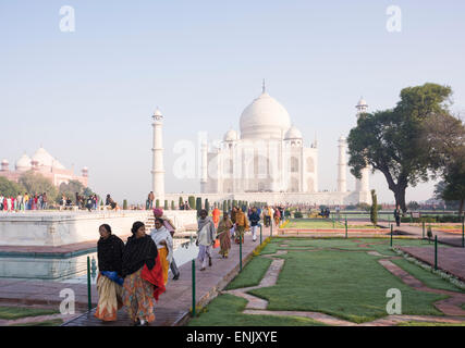 L'aube au Taj Mahal, UNESCO World Heritage Site, Agra, Uttar Pradesh, Inde, Asie Banque D'Images