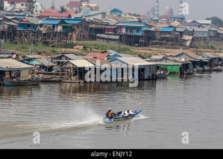 Vue de la vie le long de la rivière Tonle Sap dirigé vers Phnom Penh, Cambodge, Indochine, Asie du Sud, Asie Banque D'Images