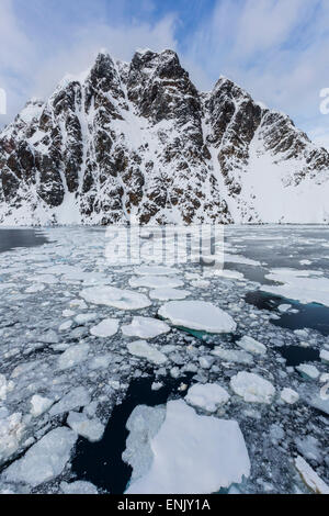 Des blocs de glace s'étouffer les eaux du Canal Lemaire, l'Antarctique, régions polaires Banque D'Images