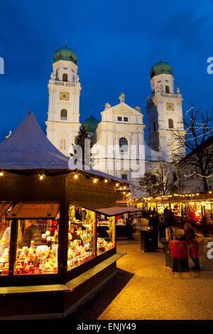 Marché de Noël en face de la cathédrale de Saint Stephan, Passau, Bavière, Allemagne, Europe Banque D'Images