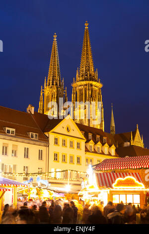 Marché de Noël à Neupfarrplatz avec la Cathédrale de Saint Pierre à l'arrière-plan, Regensburg, Bavière, Allemagne, Europe Banque D'Images