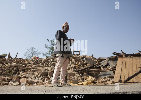 Le Népal. 1er mai 2015. Un vieil homme se tient juste en face de sa maison effondrée à Dhulikhel, outstrike de Katmandou, Népal © Suvra Kanti Das/ZUMA/ZUMAPRESS.com/Alamy fil Live News Banque D'Images