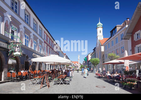 Untermarkt marché, Maria Hilf, église et ses cafés de rue, Murnau am Staffelsee, Blaues Land, Haute-Bavière, Bavière, Allemagne Banque D'Images