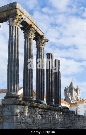 Le Temple Romain de Diane et la tour de la cathédrale, le centre historique d'Evora, Evora, l'UNESCO, de l'Alentejo, Portugal Banque D'Images