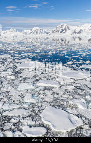 La ligne des montagnes neige-couvertes dans les glaces du détroit de Penola, Antarctique, les régions polaires Banque D'Images