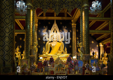 Le Phra Buddha Chinnarat sacré Bouddha dans le temple de Wat Phra Si Rattana Mahathat Woramahawihan à Phitsanulok, Thaïlande Banque D'Images