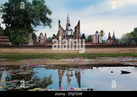 Un Bouddha à l'époque de Sukhothai Wat Mahathat, Sukhothai Historical Park, UNESCO World Heritage Site, Thaïlande, Asie du Sud, Asie Banque D'Images