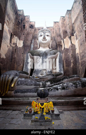 Une ère Sukhothai Bouddha assis géant, Wat Si Chum, Parc historique de Sukhothaï, UNESCO World Heritage Site, Thaïlande Banque D'Images