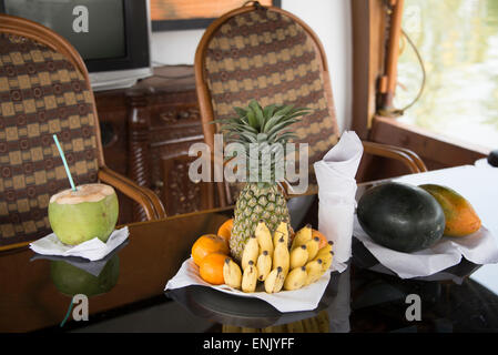 Un visiteur accueille une boisson à la noix de coco et un fruit frais sur la Péniche connue localement sous le nom de Kettuvallam dans les eaux intérieures de Banque D'Images
