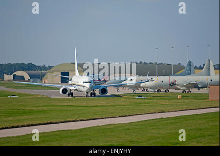 USA - Navy Boeing C-40A Clipper (737-7AFC) No 8981 roulage à RAF Lossiemouth, en Écosse. 9723 SCO. Banque D'Images