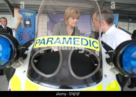 L'Ecosse puis vice-premier ministre et le ministre de la santé, à l'Exécutif écossais, Nicola Sturgeon MSP, illustré parler aux membres du personnel lors d'une visite officielle dans un nouveau poste d'ambulances à Peffermill, Édimbourg en 2007. Mme Sturgeon est devenu Premier Ministre de l'Écosse en 2014, succédant à Alex Salmond. Elle a dirigé le parti à son meilleur résultat jamais au Royaume-Uni Élection générale de 2015. Banque D'Images