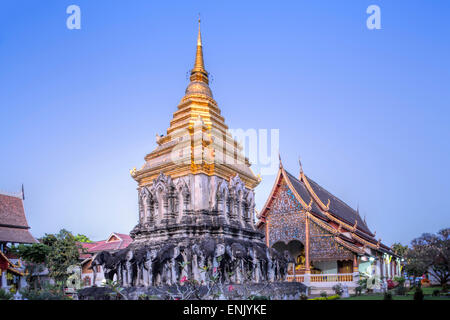 Sculptures d'éléphants sur le Chedi Chang Lom et le bot principal au temple de Wat Chiang Man, Chiang Mai, Thaïlande Banque D'Images