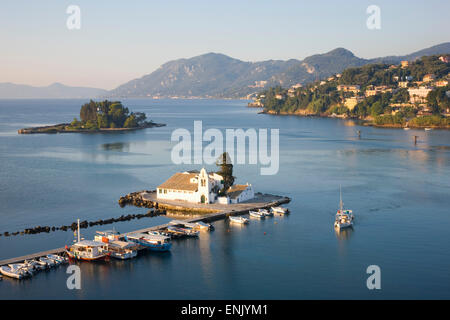 Vue de la monastère de Panagia Vlachernes, petit bateau s'approcher, Kanoni, ville de Corfou, Corfou, îles Ioniennes, îles Grecques Banque D'Images