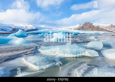 Les icebergs congelé verrouillés dans les eaux glacées du Glacier Fjallsarlon Lagoon, au Sud Est de l'Islande, Islande, régions polaires Banque D'Images