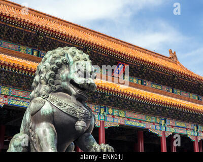 Chinois lion de Bronze (femelle) gardiens de l'entrée au palais des bâtiments, la Cité Interdite, Beijing, China, Asia Banque D'Images
