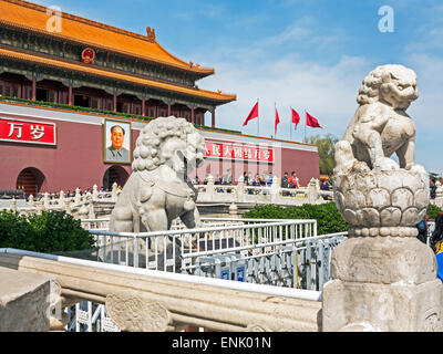 La place Tiananmen en face de portrait de Mao Zedong sur porte de la Paix Céleste (Porte Tian'anmen), Beijing, China, Asia Banque D'Images