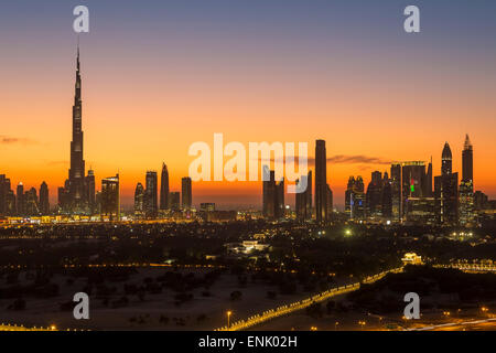 Toits de Dubaï, le Burj Khalifa, l'architecture moderne et gratte-ciel sur Sheikh Zayed Road, Dubaï, Emirats Arabes Unis Banque D'Images