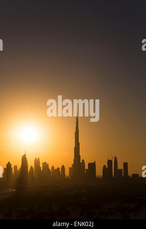 Portrait de la nouvelle ville de Dubaï, le Burj Khalifa, l'architecture moderne et gratte-ciel sur Sheikh Zayed Road, DUBAÏ, ÉMIRATS ARABES UNIS Banque D'Images