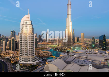 Le Burj Khalifa, élevée à la vue sur le centre commercial de Dubaï, Dubaï, Émirats arabes unis, Moyen Orient Banque D'Images