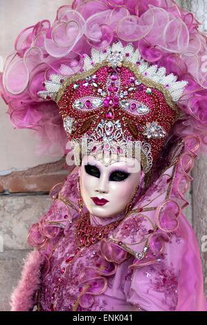 Dame dans une robe rose et bejeweled hat, Carnaval de Venise, Venise, Vénétie, Italie, Europe Banque D'Images