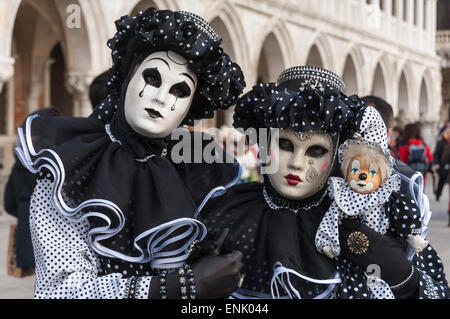 Couple en noir et blanc avec marionnette clown, Carnaval de Venise, Venise, Vénétie, Italie, Europe Banque D'Images