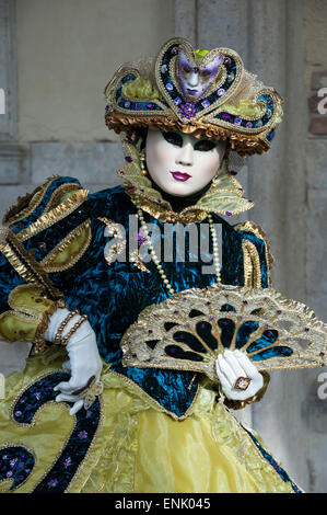 Dame en bleu et or, avec ventilateur, Carnaval de Venise, Venise, Vénétie, Italie, Europe Banque D'Images
