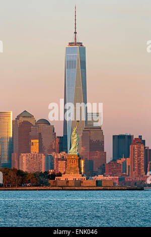 Statue de la liberté, One World Trade Center et le centre-ville de Manhattan à travers le fleuve Hudson, New York, États-Unis d'Amérique