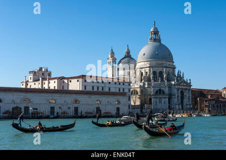 Gondoles sur le Grand Canal, Chiesa della Salute, Venise, UNESCO World Heritage Site, Vénétie, Italie, Europe Banque D'Images