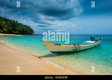 Petit bateau à moteur dans les eaux turquoise de la plage de Banana, Réserve de biosphère de l'UNESCO, principe, Sao Tomé-et-Principe Banque D'Images