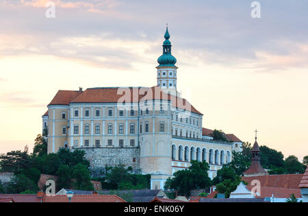 Le vieux centre-ville et le château de Mikulov (reconstruction en 1719-1730). Coucher du soleil Vue d'en haut (la région de Moravie, République tchèque). Banque D'Images