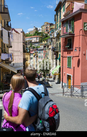 Jeune couple de clifftop village de Riomaggiore, Cinque Terre, UNESCO World Heritage Site, Ligurie, Italie, Europe Banque D'Images