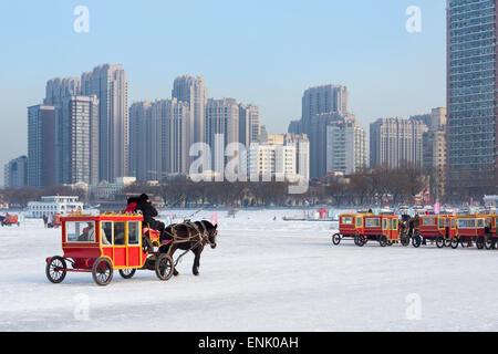 Un chariot élévateur sur les glaces de la rivière Songhua à Harbin, Heilongjiang, Chine, Asie Banque D'Images