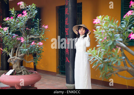 Femme portant ao dai robe à la Pagode Giac Lam, Ho Chi Minh City, Vietnam, Indochine, Asie du Sud-Est, l'Asie Banque D'Images