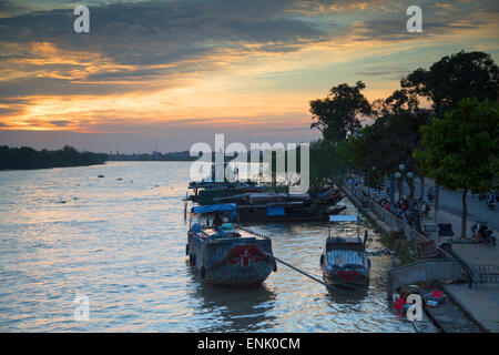 Bateaux sur la rivière Ben Tre Ben Tre, au coucher du soleil, Delta du Mékong, Vietnam, Indochine, Asie du Sud-Est, l'Asie Banque D'Images