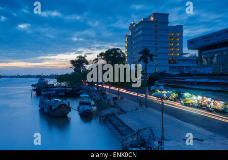 Bateaux sur la rivière Ben Tre Ben Tre, au coucher du soleil, Delta du Mékong, Vietnam, Indochine, Asie du Sud-Est, l'Asie Banque D'Images