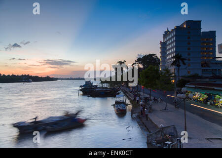 Bateaux sur la rivière Ben Tre Ben Tre, au coucher du soleil, Delta du Mékong, Vietnam, Indochine, Asie du Sud-Est, l'Asie Banque D'Images