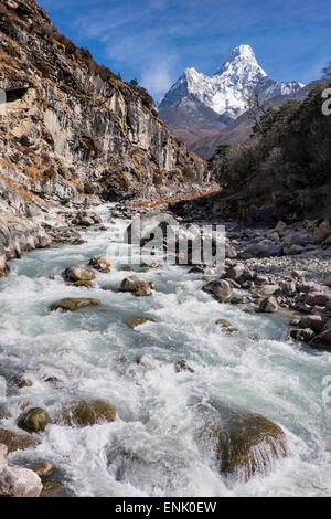 La vallée de Kumba au Népal avec l'Ama Dablam en arrière-plan, l'Himalaya, Népal, Asie Banque D'Images