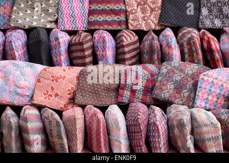 Chapeaux traditionnelle népalaise en vente sur un étal de marché à Katmandou, Népal, Asie Banque D'Images