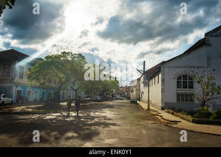 Maisons coloniales dans la ville de Sao Tomé, Sao Tomé et Principe, Océan Atlantique, Afrique Banque D'Images