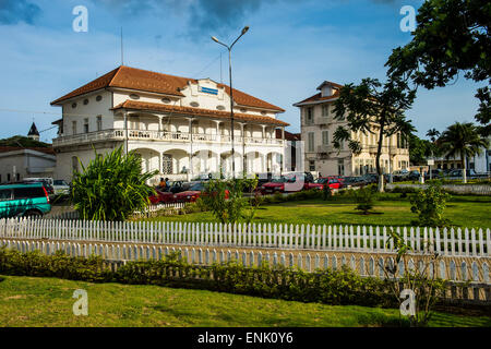Bâtiments coloniaux sur la place de l'indépendance dans la ville de Sao Tomé, Sao Tomé et Principe, Océan Atlantique, Afrique Banque D'Images