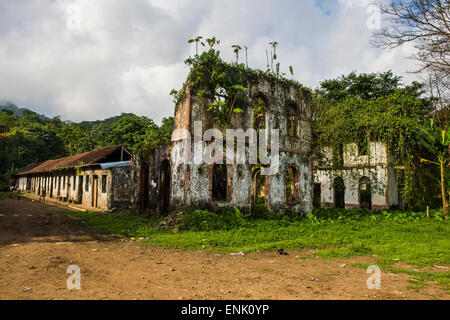 Les maisons de la vieille plantation Bombaim Roca dans la jungle de l'intérieur de Sao Tomé, Sao Tomé et Principe, de l'Océan Atlantique Banque D'Images