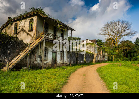 Les maisons de la vieille plantation Bombaim Roca dans la jungle de l'intérieur de Sao Tomé, Sao Tomé et Principe, de l'Océan Atlantique Banque D'Images