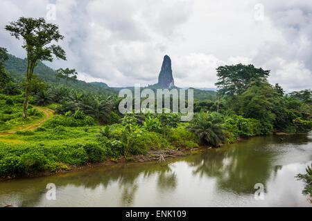 Rivière qui coule devant le monolithe atypique, Pico Cao Grande, côte est de Sao Tomé, Sao Tomé et Principe, Océan Atlantique, Afrique Banque D'Images