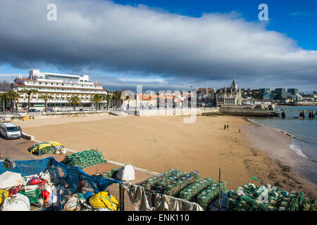 La plage de Praia do Peixe sur le front de mer de la station balnéaire de Cascais, Portugal, Europe Banque D'Images