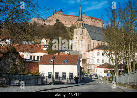 Château de Plassenburg avec l'église Saint Petri.au premier plan, Kulmbach, Haute-Franconie, Bavière, Allemagne Banque D'Images