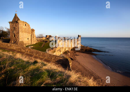 St Andrews Castle et Château de sables bitumineux les scores au lever du soleil, Fife, Scotland, Royaume-Uni, Europe Banque D'Images