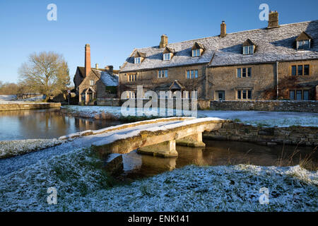 Pont en pierre de Cotswold et cottages dans la neige, Lower Slaughter, Cotswolds, Gloucestershire, Angleterre, Royaume-Uni, Europe Banque D'Images
